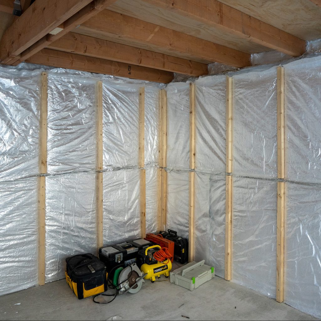 Afbeelding isolatie van een garagemuur met Isobooster